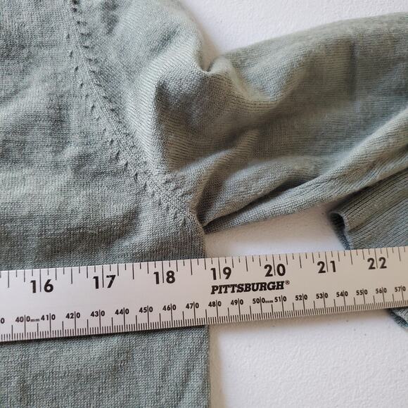 Uniqlo Sweater Mens Large Green V Neck 100% Wool Lightweight Knit Pullover - Picture 5 of 7